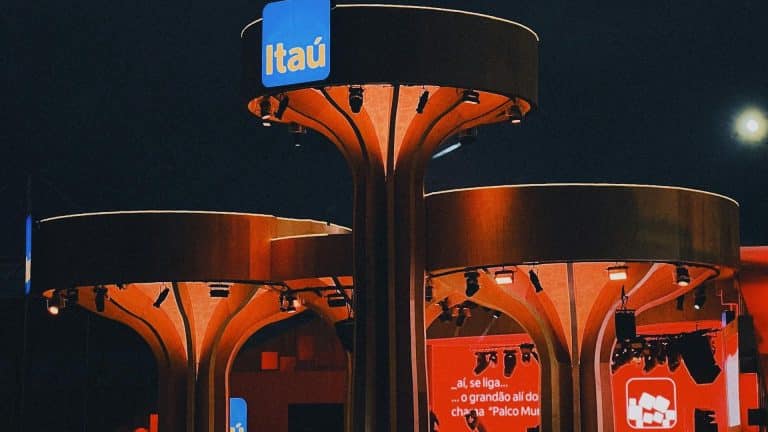 Prédio com símbolo do Itaú Unibanco