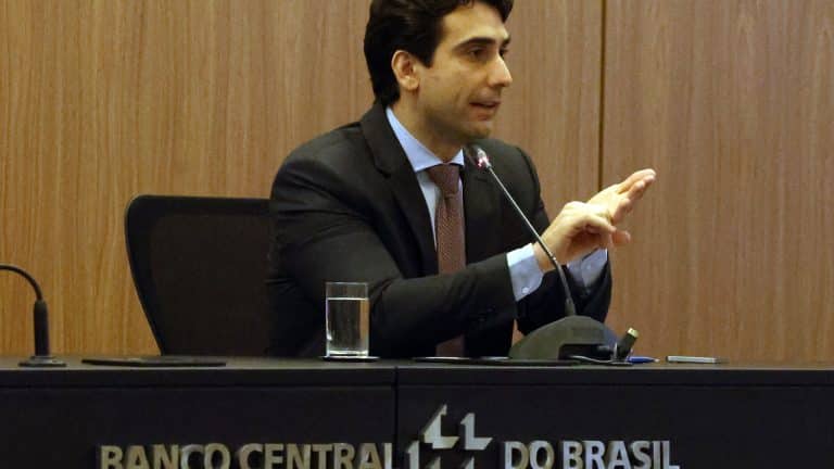 O presidente do Banco Central do Brasil, Gabriel Galípolo participa da apresentação do Relatório de Política Monetária, que substitui o Relatório Trimestral de Inflação. Foto: Antônio Cruz/Agência Brasil