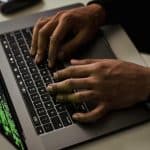 Programador avançado trabalhando em seu computador profissionais criptomoedas