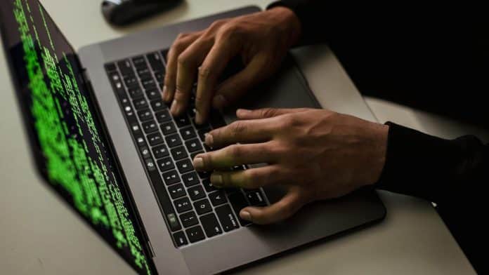 Programador avançado trabalhando em seu computador profissionais criptomoedas