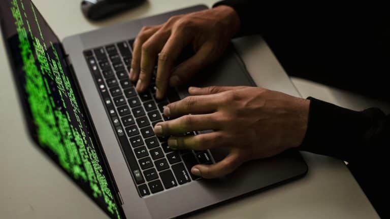 Programador avançado trabalhando em seu computador profissionais criptomoedas