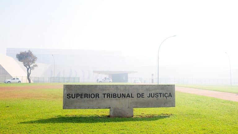 STJ sob tempo nublado