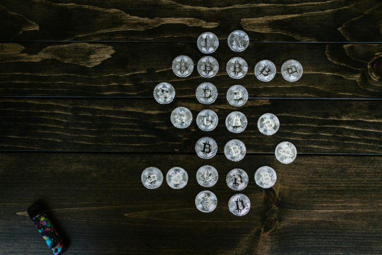 Símbolo do Dólar feito com moedas de bitcoin