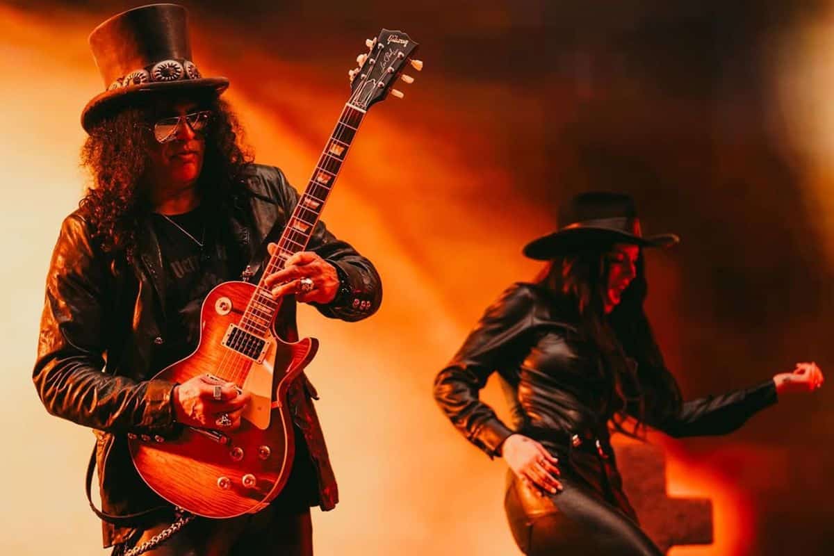 Slash tocando guitarra em show