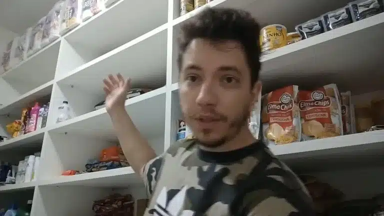 Avelino Morganti, ex-investidor de Bitcoin, falando sobre estoque de comida. Fonte: YouTube/Reprodução.