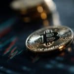 Moeda de Bitcoin em foco. Fonte: Midjourney.