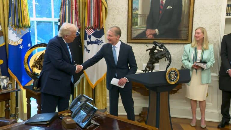 Paul Atkins, presidente da SEC, cumprimentando Donald Trump, presidente dos EUA. Fonte: Casa Branca/Reprodução.