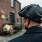 Homem usando boina inglesa, comum na série Peaky Blinders. Fonte: Midjourney.