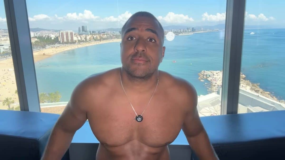 Raiam Santos falando sobre Bitcoin após vivenciar apagão na Espanha. Fonte: YouTube/Reprodução.