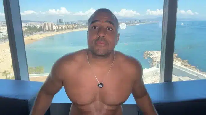 Raiam Santos falando sobre Bitcoin após vivenciar apagão na Espanha. Fonte: YouTube/Reprodução.