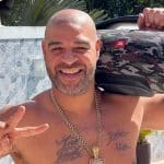 Adriano Imperador segurando caixa de som