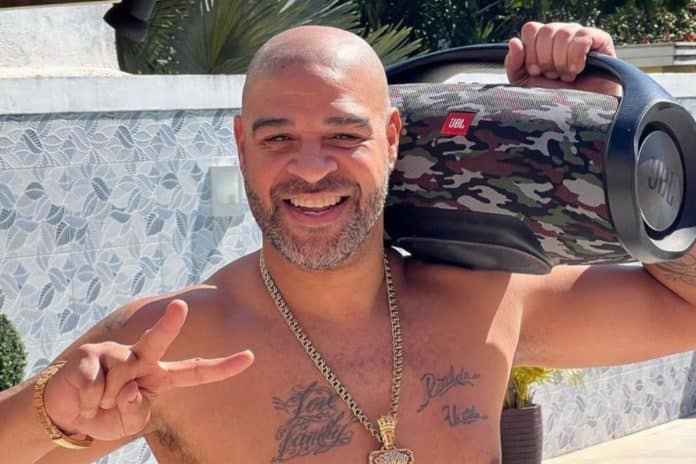 Adriano Imperador segurando caixa de som
