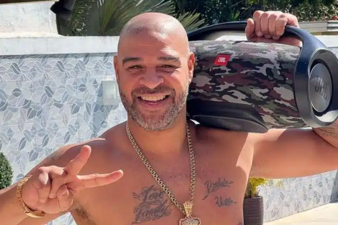 Adriano Imperador segurando caixa de som