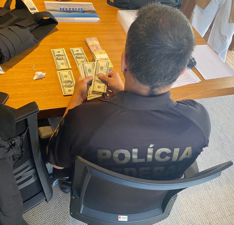 Agente da PF conta notas de Dólar em buscas na Operação Fantasos