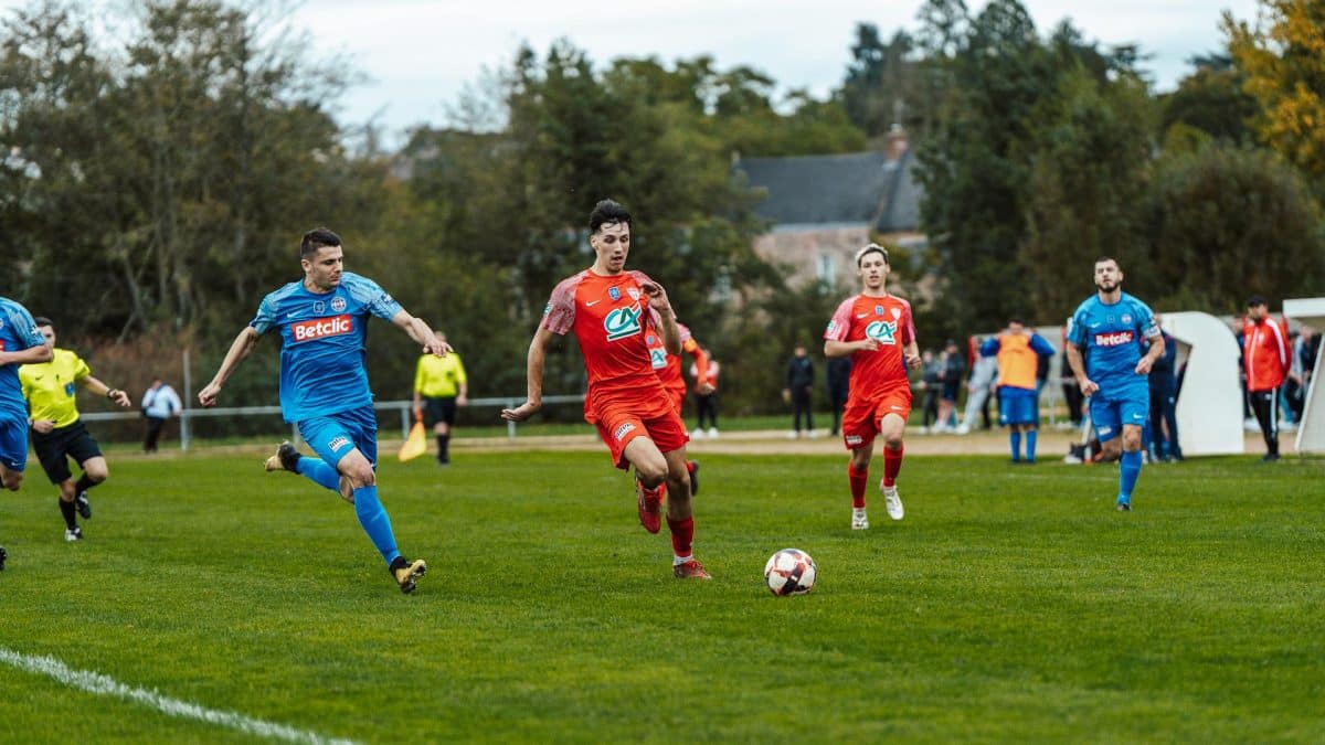 Atletas de futebol amador durante partida