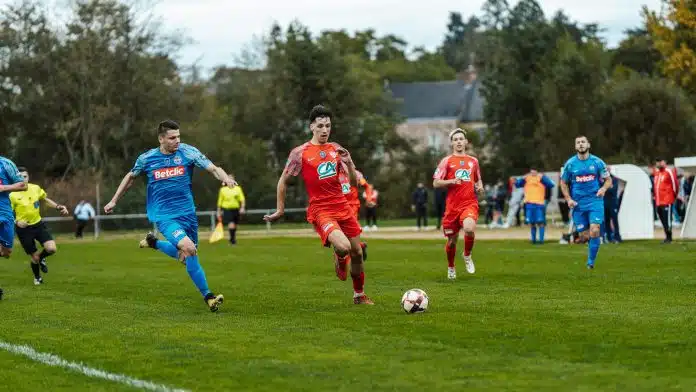 Atletas de futebol amador durante partida