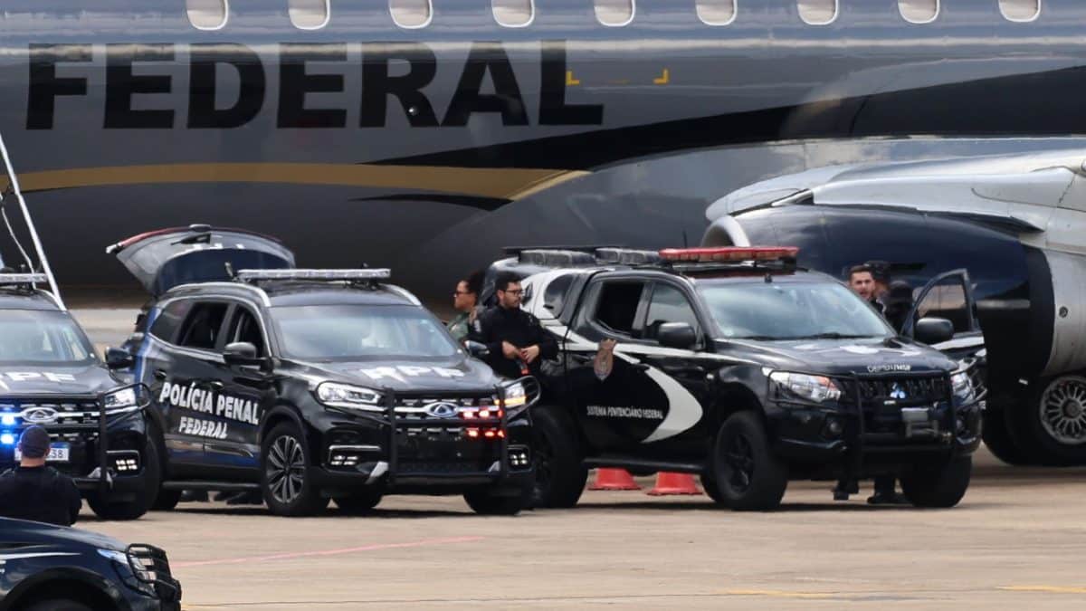 Avião e viaturas da PF em operação em aeroporto polícia criptomoedas