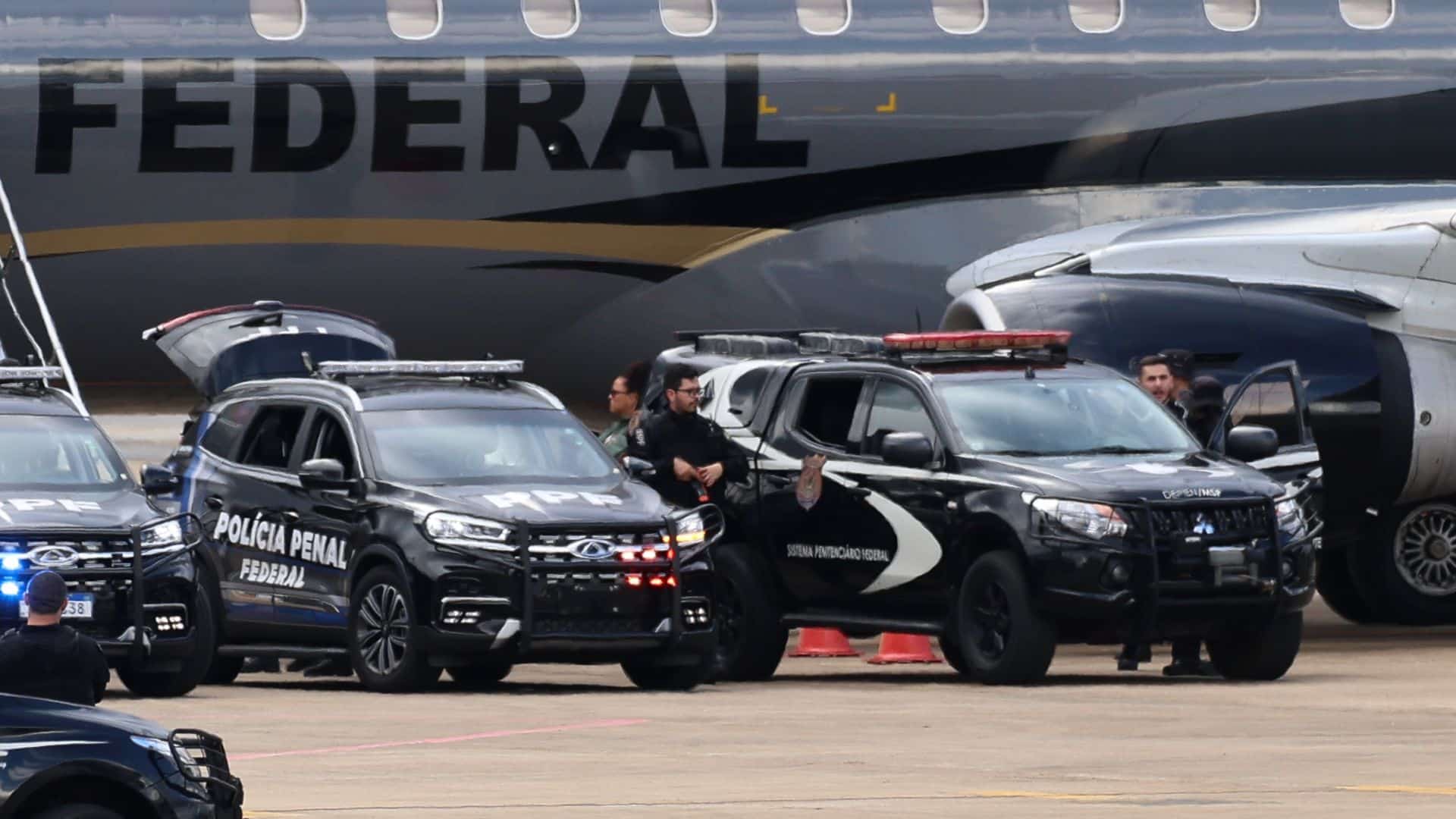 Avião e viaturas da PF em operação em aeroporto polícia criptomoedas