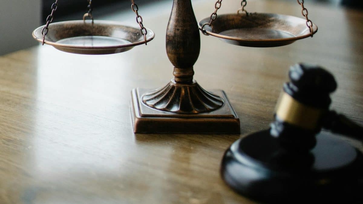 Balança da justiça próxima de martelo
