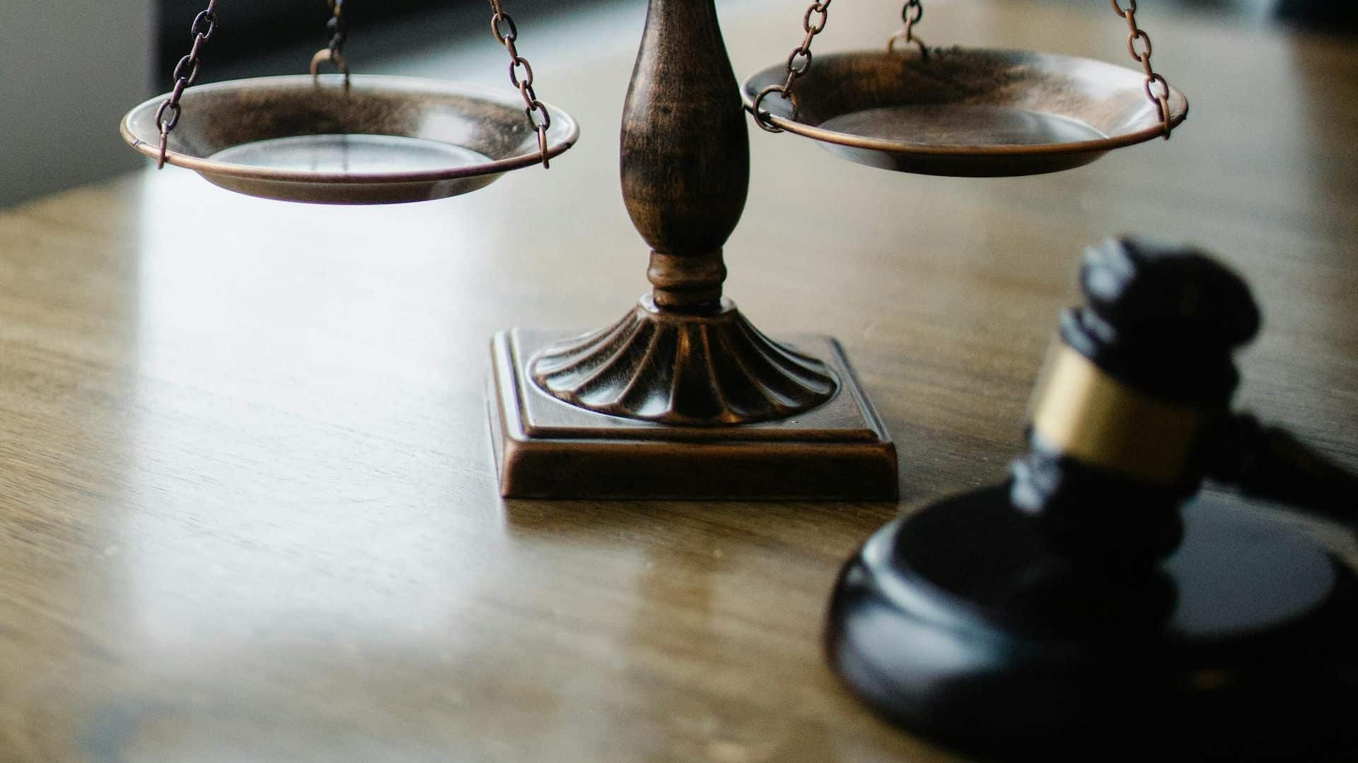 Balança da justiça próxima de martelo
