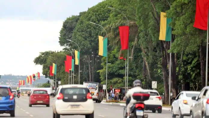 Bandeiras enfeitando a Esplanada dos Ministérios para o encontro do presidente da República Popular da China Xi Jinping e o presidente do Brasil Luiz Inácio Lula da Silva. Foto: Valter Campanato/Agência Brasil