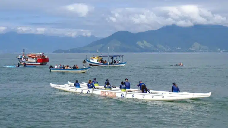 Barcos no mar de Caraguatatuba