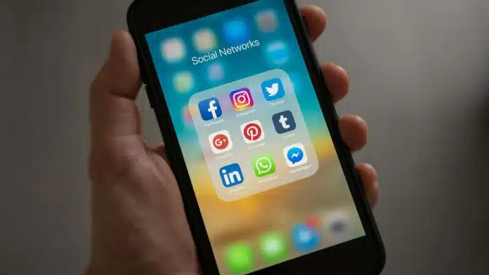 Celular com tela aberta apresentando ícones de redes sociais Facebook Instagram WhatsApp Meta golpes