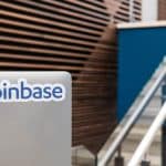 Computador com adesivo da Coinbase