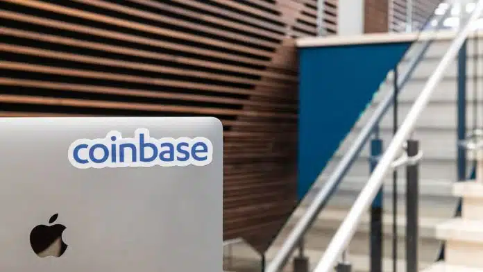 Computador com adesivo da Coinbase