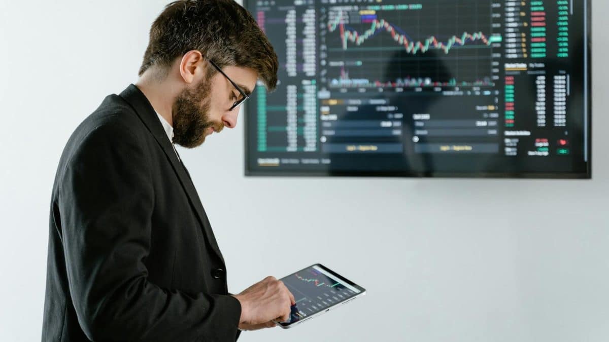 Investidor atento ao dispositivo com preço de criptomoedas
