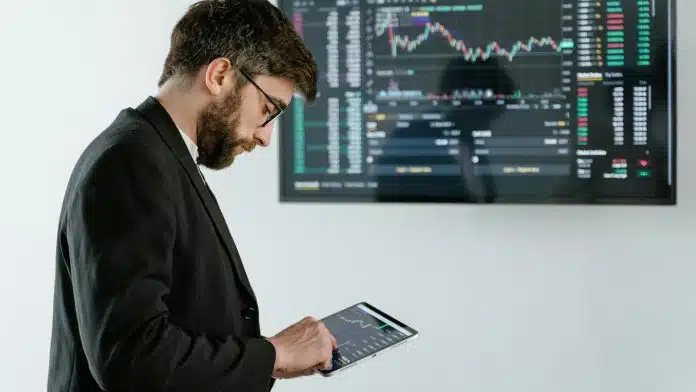 Investidor atento ao dispositivo com preço de criptomoedas