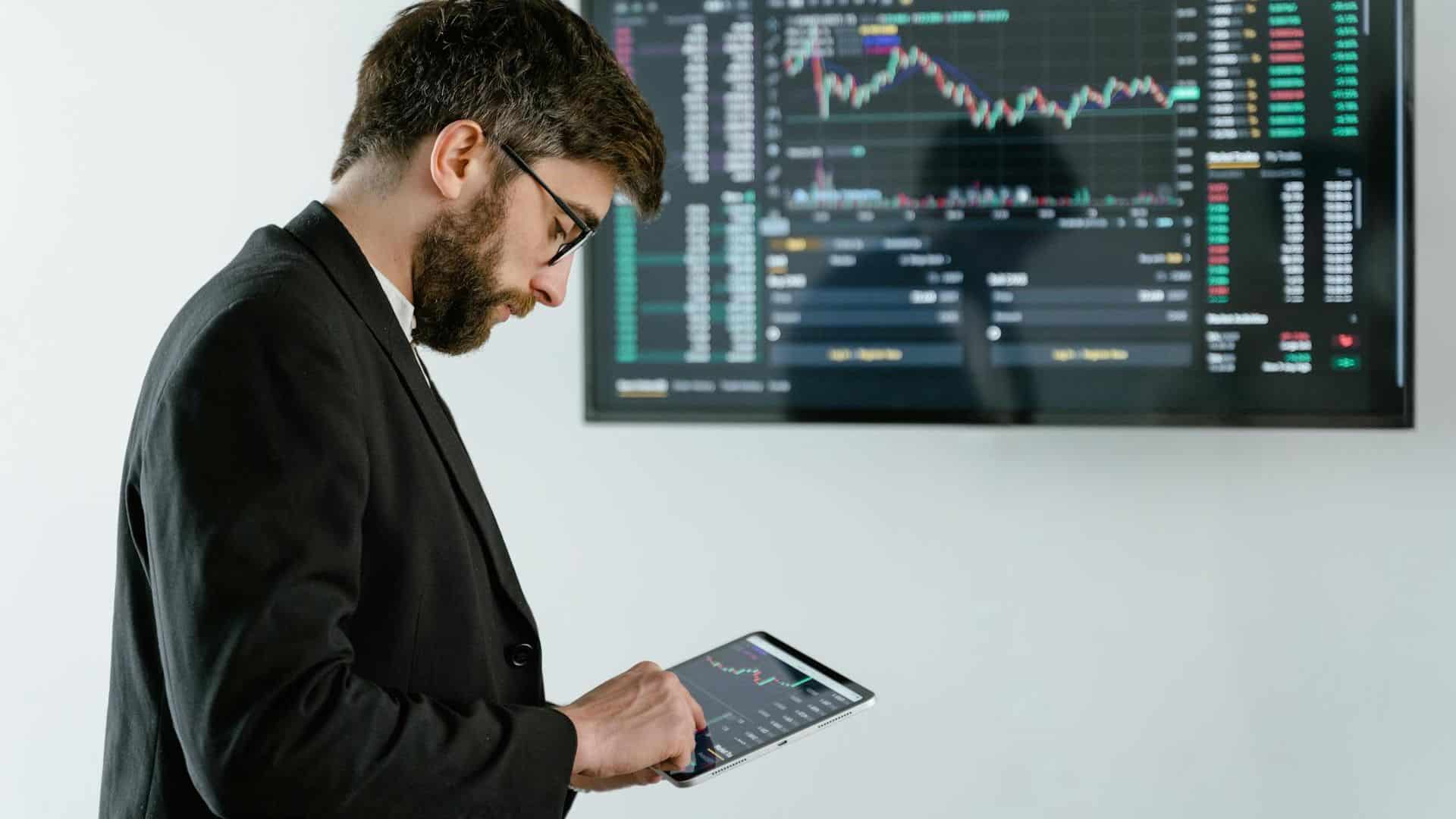 Investidor atento ao dispositivo com preço de criptomoedas