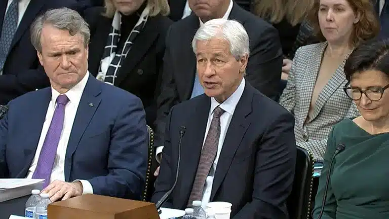 Jamie Dimon, CEO do JPMorgan no Senado dos EUA em dezembro de 2023