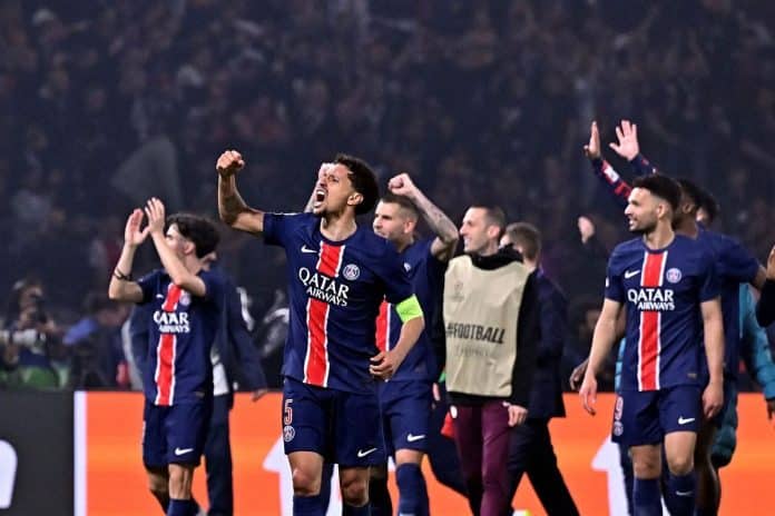 Jogadores do PSG comemorando vitória bitcoin