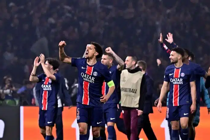 Jogadores do PSG comemorando vitória bitcoin
