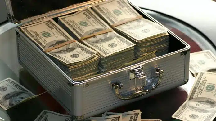 Mala cheia de dinheiro em espécie com notas de Dólar americano sem conta em corretoras