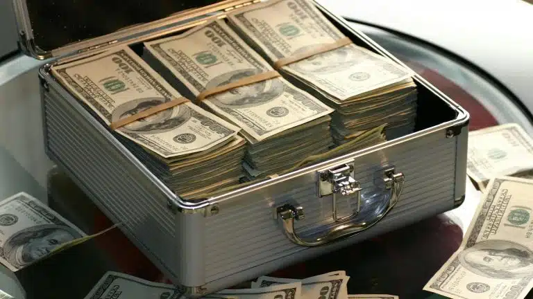 Mala cheia de dinheiro em espécie com notas de Dólar americano sem conta em corretoras