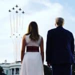 Melania e Donald Trump assistindo apresentação de caças da força aérea dos EUA memecoin