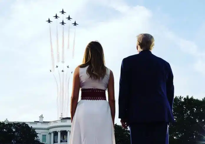 Melania e Donald Trump assistindo apresentação de caças da força aérea dos EUA memecoin