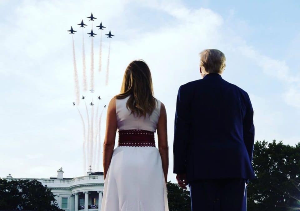Melania e Donald Trump assistindo apresentação de caças da força aérea dos EUA memecoin