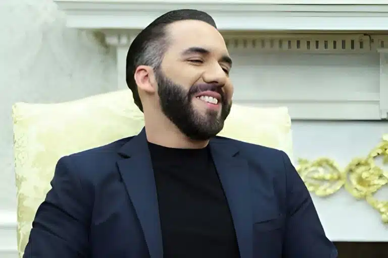Nayib Bukele sorrindo