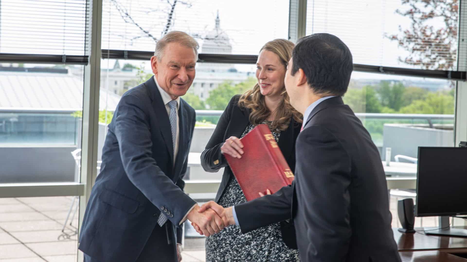 Paul S. Atkins foi empossado como o 34º presidente da SEC 1
