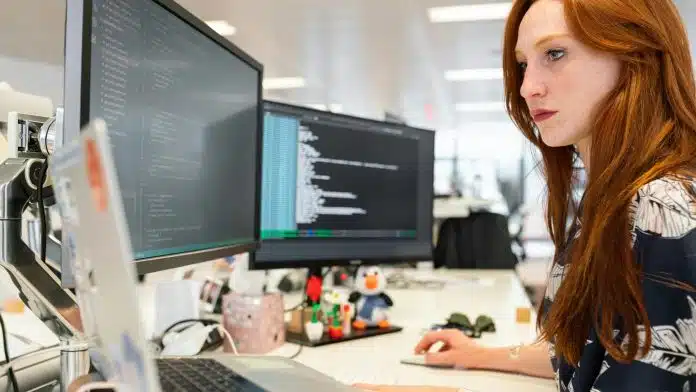 Programadora durante trabalho com criptomoedas