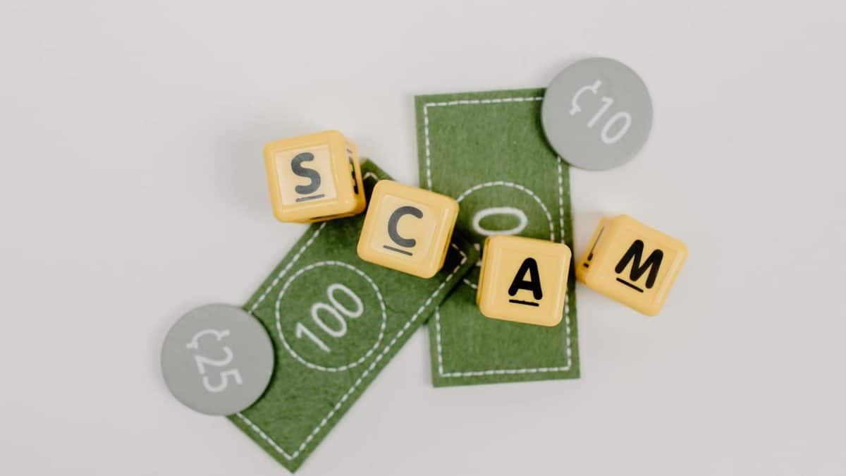Scam, em alusão a golpes
