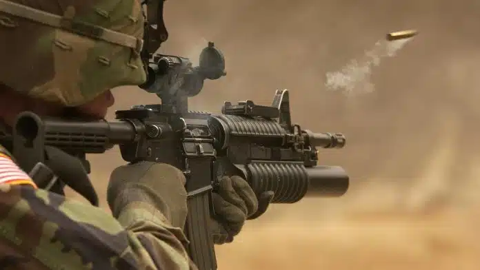 Soldado dos EUA atirando com rifle criptomoedas