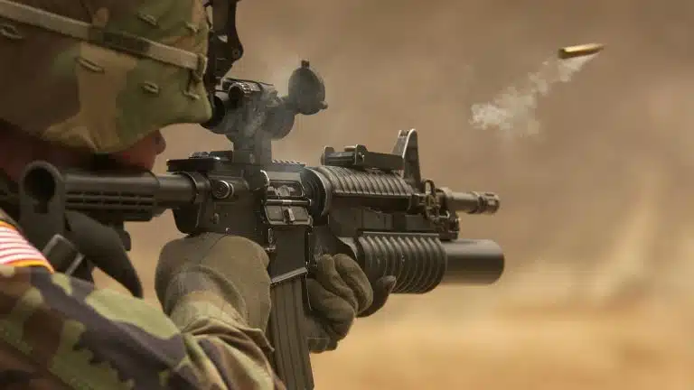 Soldado dos EUA atirando com rifle criptomoedas