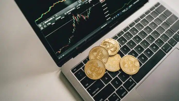 Vários bitcoins sobre um computador