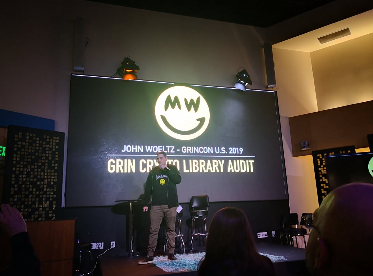 John Woeltz, acusado de sequestrar e torturar empresário italiano, em apresentação sobre criptomoeda GRIN, em 2019. Fonte: Georgios Konstantopoulos/X/Reprodução.