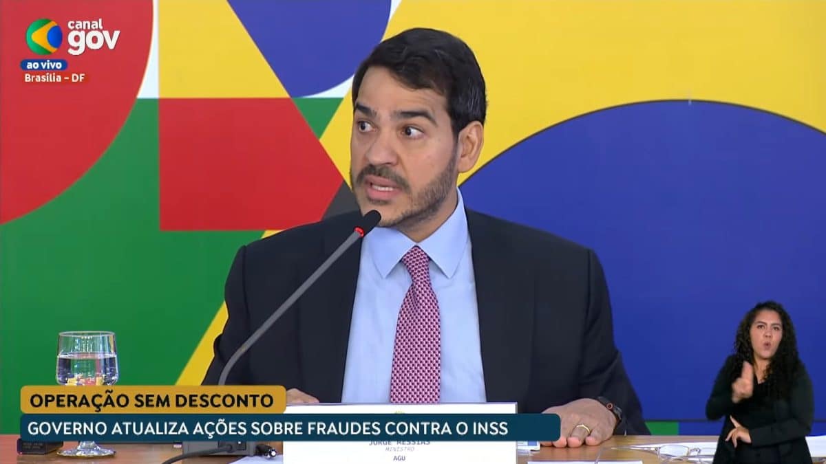 Jorge Messias, advogado da União, diz que golpistas do INSS podem ter usado criptomoedas para mover valores para fora do Brasil. Fonte: YouTube/Reprodução.