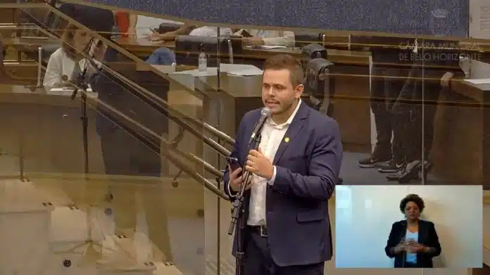 Vile Santos, vereador de Belo Horizonte pelo PL, apresentando projeto de lei que transforma BH em Capital do Bitcoin. Fonte: Câmara Municipal de Belo Horizonte/Reprodução.